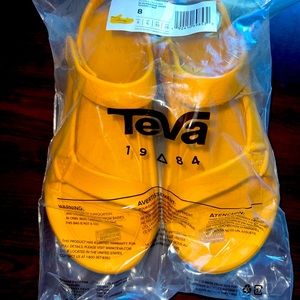 Brand new Teva tan yellow Hurricane Drift